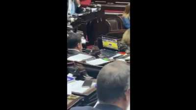 Filmaron a un diputado del Frente de Todos viendo un partido de básquet en medio de la sesión por el presupuesto 2023.