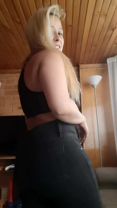 Hi to the same 4 guys who see me stripping half naked 🥰