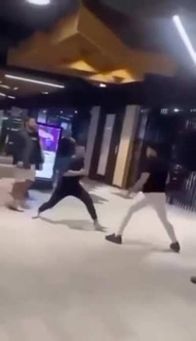 Guy gets stabbed in the neck in Brisbane.