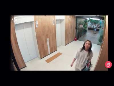 200717 - Chaeyoung greets the cctv