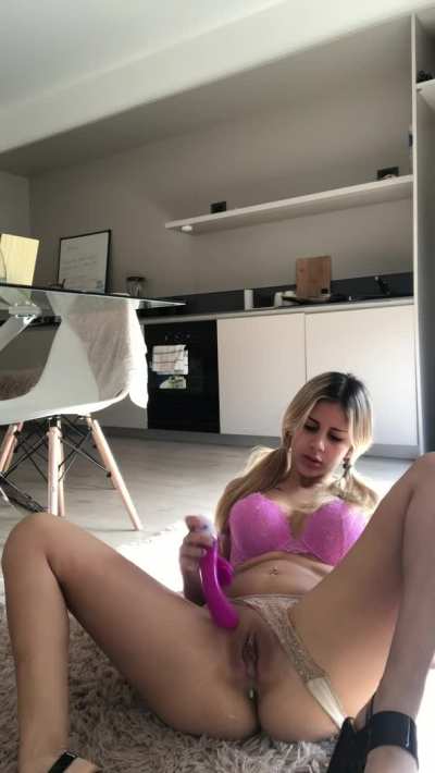 Playing with one of my favourite toys, but better it were a hard dick