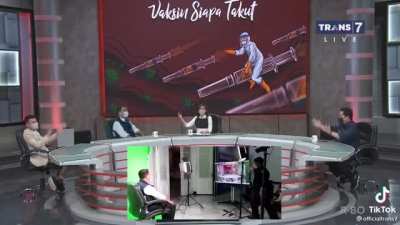 Editor TV ikan terbang insecure melihat ini