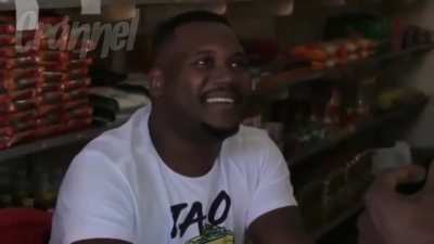 Ele é esquizofrênico (postei só pra quebrar o clima, no caso se o vídeo for pro canal do Renan)