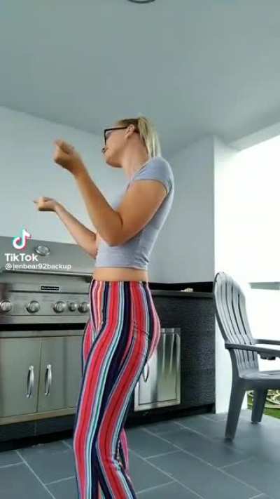 More women need to wear pants like these 🤤