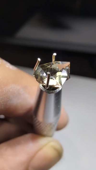 Testing a new lot of natural Tanzanite/Zoisite. The first gem came pretty included , but still pretty happy! 0.9ct yellow zoisite