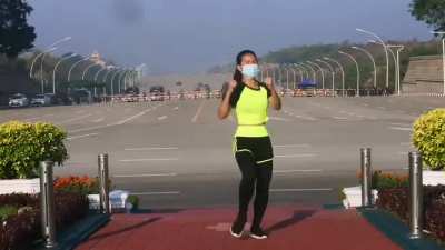 Myanmar'da yaşanan darbenin ilk anlarını aerobik yaparken kaydeden beden eğitimi öğretmeni.
