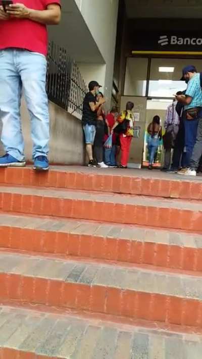 no es la gran cosa en vivo y en directo angiecos es una gordita que mantiene al novio mariguano y esta cobrando la plata que le dejan algunos estúpidos jajaja