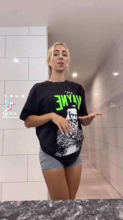 Damn that booty 🥵