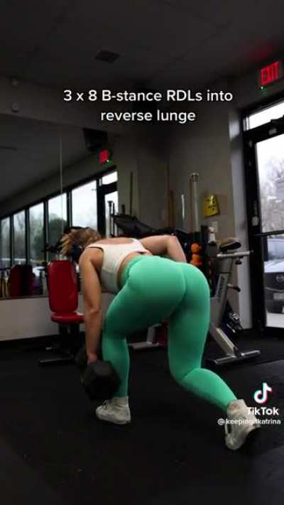 Her phat ass is hypnotic 😵‍💫