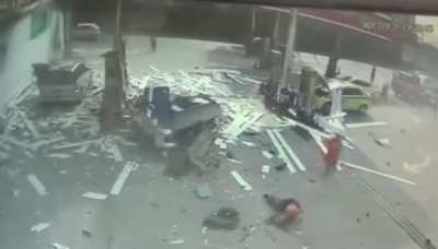 Car explodes at a gas station in Rio de Janeiro and leaves two people hurt