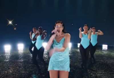 Dua performing “Levi<wbr>tatin<wbr>g” at the AMAs [2020]