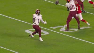 [Highlight] Ball deflected through Deebo Samuel's hands and facemask for Chiefs interception