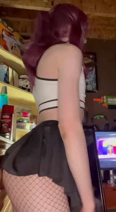 This is how I like to watch YouTube, but I’d rather stare at your dick ;)