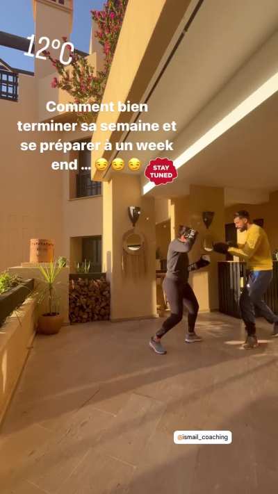 elle montre comment gémir à son coach
