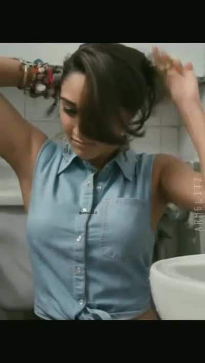 Kiara's smooth pits needs some serious licking !!