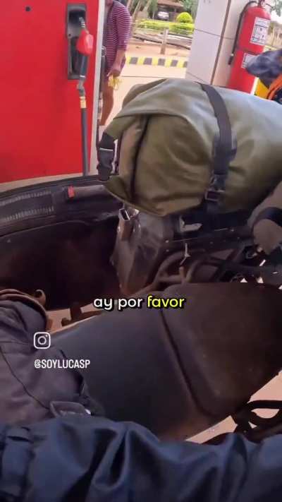 Penurias de motoviajero en Bolivia que se le niegan a cargarle nafta por tener patente argentina