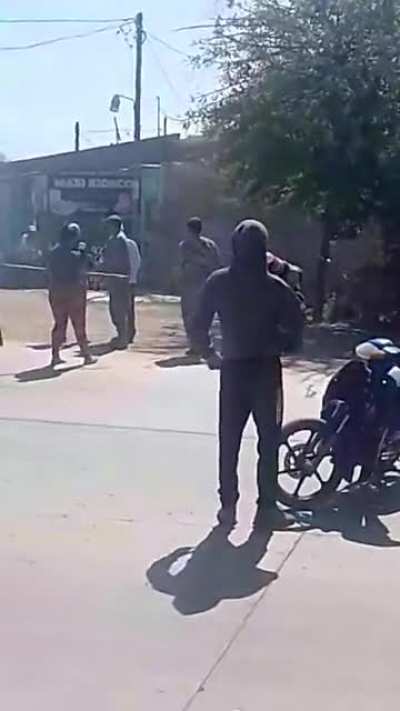Soldado pidiendo a piqueteros que lo dejen pasar