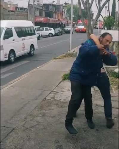 Store owner defeats a master of the Drunken Fist 👊