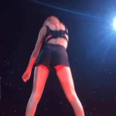 Taylor Swift showing her tight ass