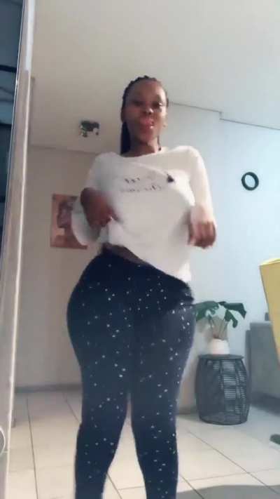 🍑😱 Pretty face with a Big South African booty 🍑😱