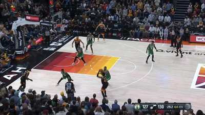 [Highlight] Donovan Mitchell drills the huge step three over Horford to put the Jazz up 6 with 27 seconds left