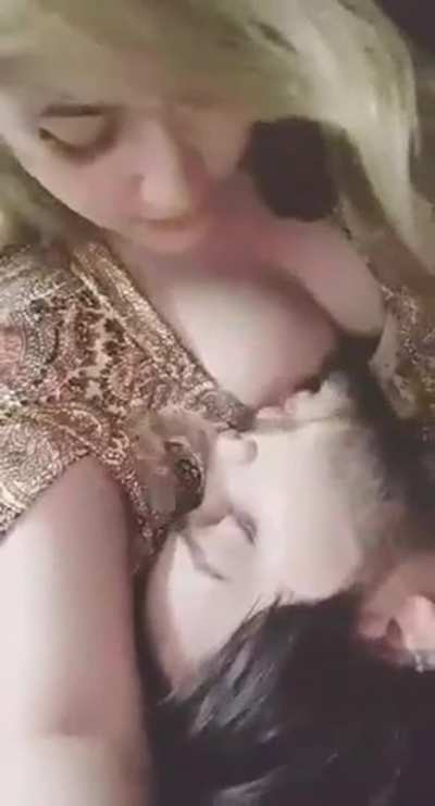 🔥🥰 Cute Snapchat Queen Accidentally went Live while she was Getting her T!tt!es Licked by her Boyfriend 