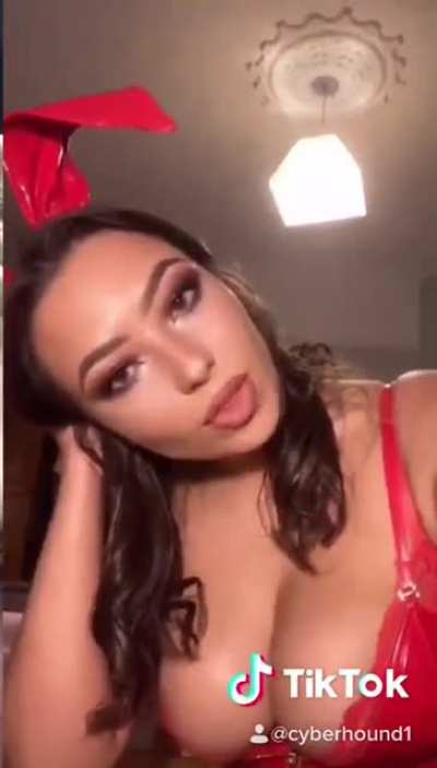 Her boobs are huge (Lydiaharrison12)