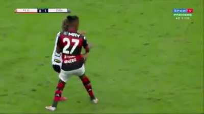 Lance normal, segue o jogo