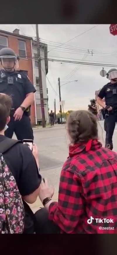 Cop refuses to give diabetic woman her insulin back, which she literally needs in order to live