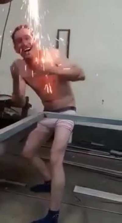 MaN TriES tO PasS THE TRIAL of FirE bUT FaiLS MisERAblY