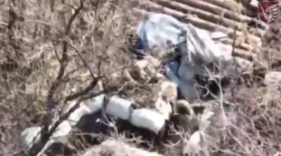 A Russian soldier gets shot up from point black range while trying to attack a Ukrainian dugout - Kurakhovsky direction (music from source)