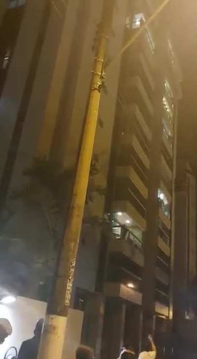 Ta ruim pra vocês? Imagina pro Marcelo que acordou com uma mulher suspensa por um Caminhão Munck, na altura da janela do apartamento, ligada a um tremendo carro de som e pedindo, em alto e bom som, para a esposa do Marcelo largar dele pra ficar com ela...