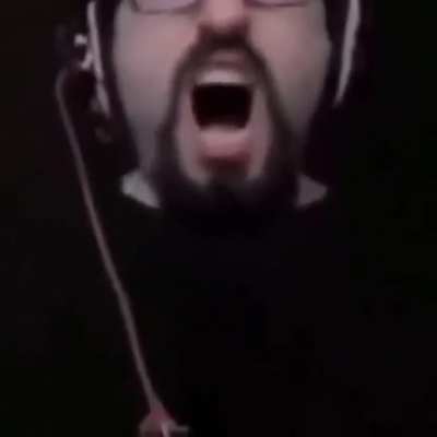 (yüksek ses uyarısı) Ekran kartını yaktım işlemcinin APUsuyla geziyorum sa bu arada PHIL MY HEART