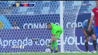 Luis Suarez trying to shithouse Claudio Bravo