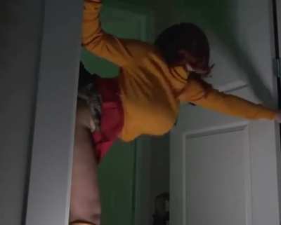 çok sevdiğimiz scooby doo karakteri velma bu kez canavardan kaçmayı başaramadı :(