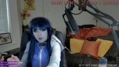 Chair ninja shows off her knife skills
