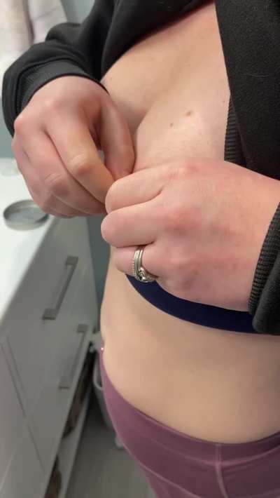 Closeup video of changing nipple jewelry - for pmME_<wbr>ur_pi<wbr>erced<wbr>_nips 😊