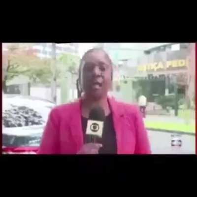 Mufinha na frente de mulheres