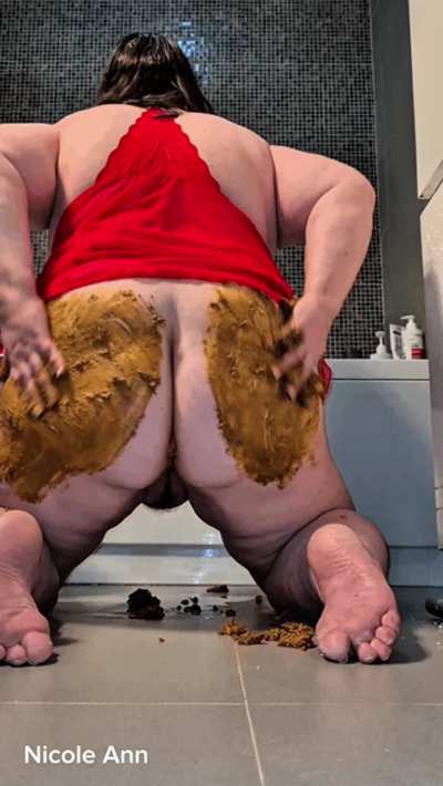 Watch me pushing a cute golden turd and smeare my butt cheeks!