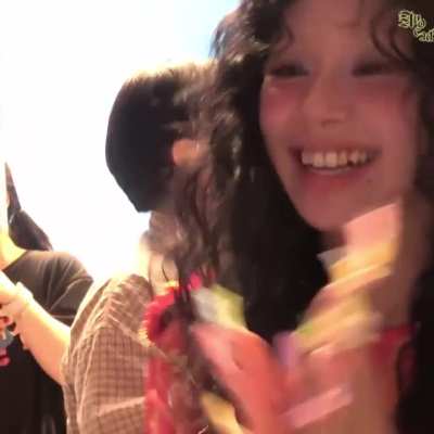 250922 - Chaeyoung looks so pretty with curly hair!