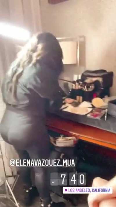 vi que un hermano de abajo subio una foto de la deliciosa diosa carlita y de su amiga o ayudante culona elena y en este video estan las dos, elena tiene un culo gigante tambien 😉 no es la historia mas increible pero puede que te guste