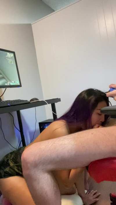 He plays video games I play with his cock 😋