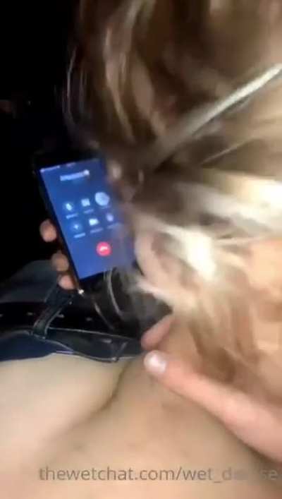 Nederlands tienermeisje belt met haar vader tijdens het pijpen