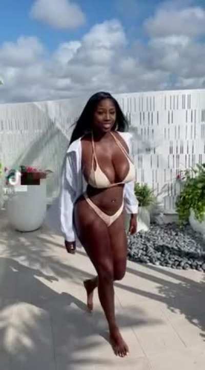 Ebony queen!
