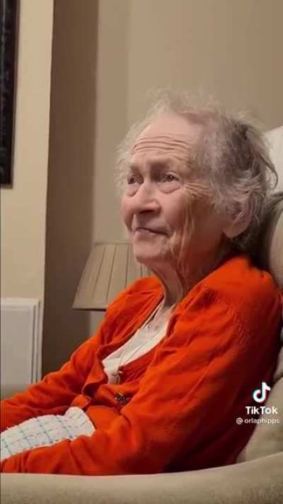 Grandma with Alzheimer’s finds out she’s an amazing artist!