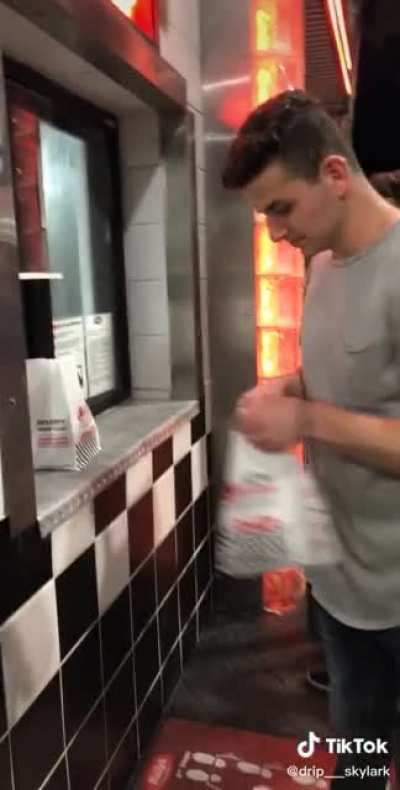 Restaurant worker shuts down Tik Toker