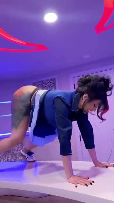 I know she go crazy on a 🍆😩😍(S<wbr>low-M<wbr>o w/Cardi moans)
