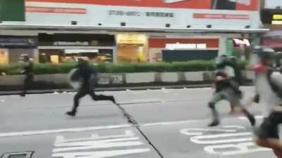 Which Hong Kong last year, the police and reporters rushing towards the protest.