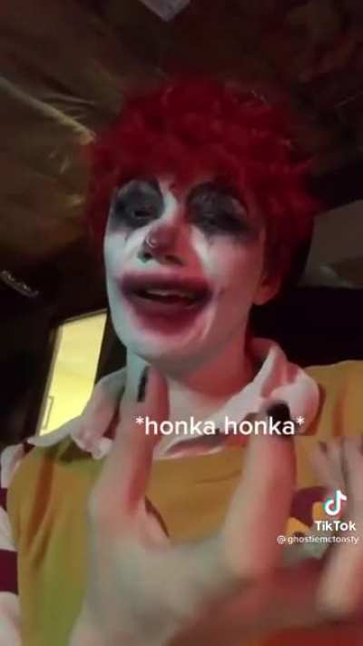 I’m genuinely attracted to Ronald McDonald cosplayer what the fuck