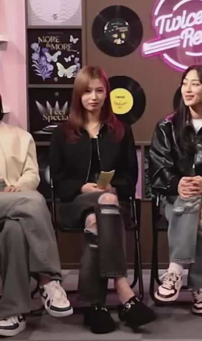 Twice_Sana shoeplay